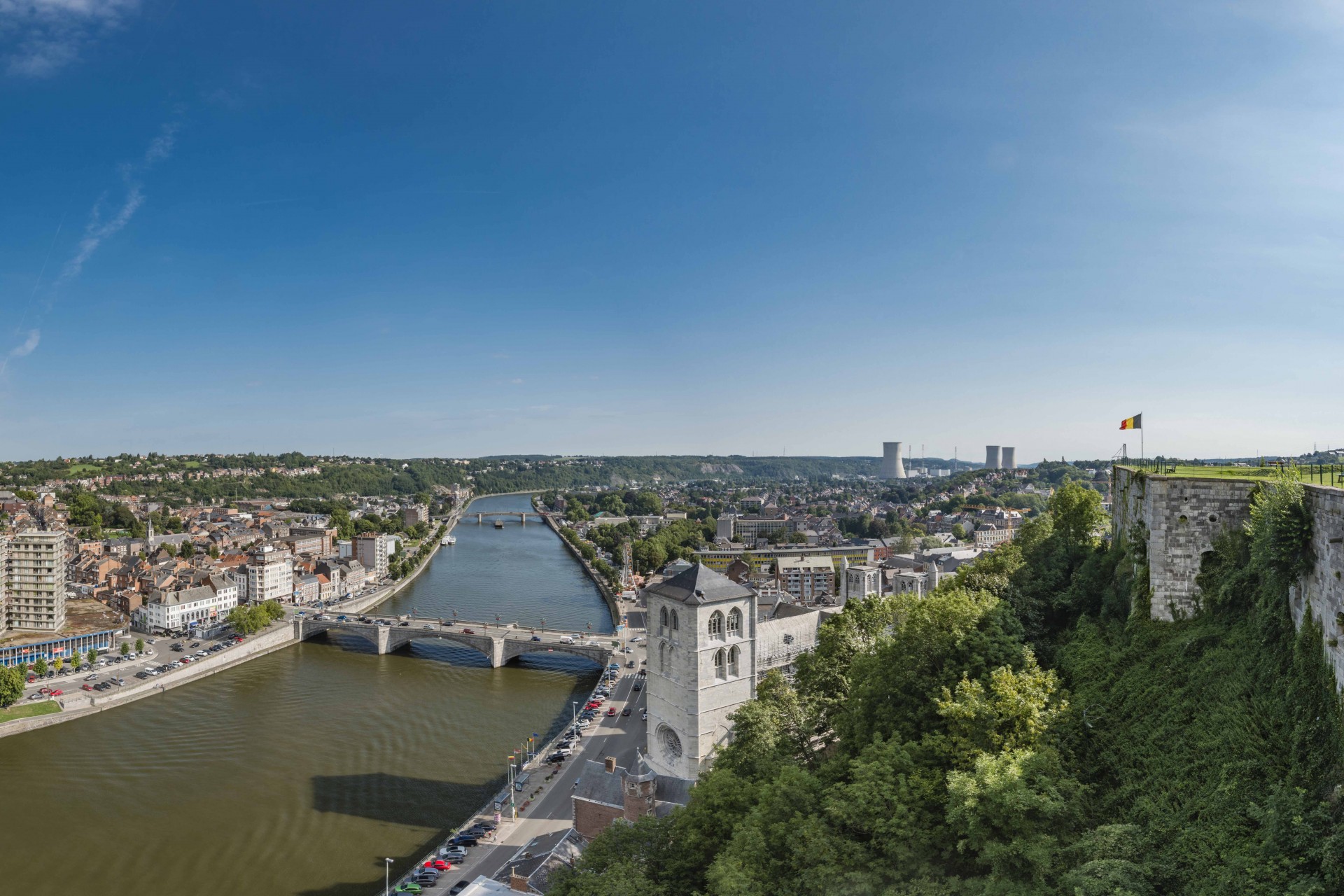 Vue de Huy avec le Fort, la Collégiale, le pont et la Meuse