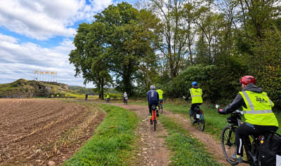 Cyclistes en direction des ruines de Palogne