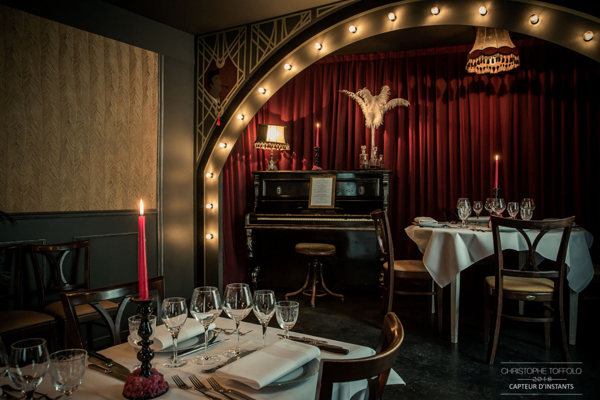 Restaurant Le Thème - vue intérieure couleurs avec piano
