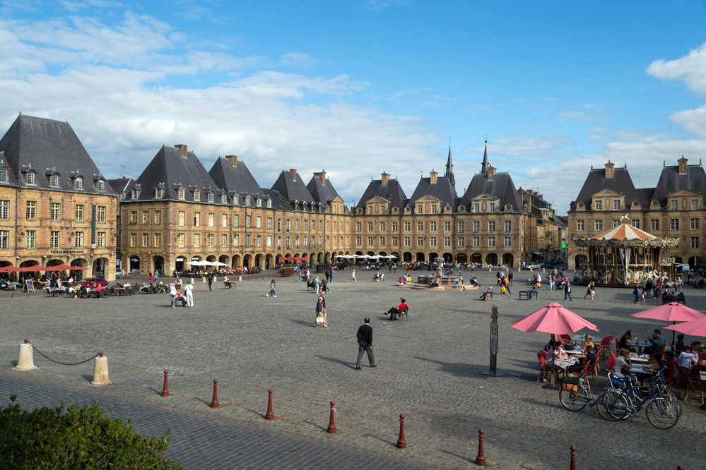 Lais Puzzle 2000 Teile – Place Ducale Mit Karussell In Charleville-Mezieres, Frankreich